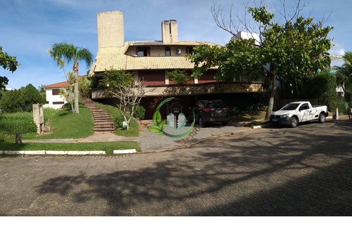 Jurere Internacional House | House with heated pool 50m from the sea.