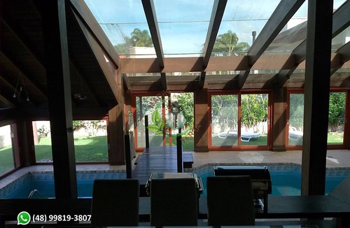Jurere Internacional House | House with heated pool 50m from the sea.
