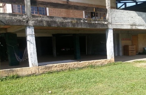 Sao Paulo House | House with large green area with park and dam nearby.