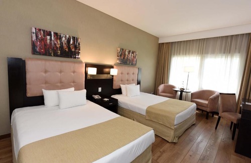 Tristan Suarez Hotel | Howard Johnson Resort & Convention Center Ezeiza