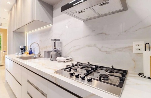 Jurere Apartment | Jurerê Internacional + 2 minutos da praia + 2 suítes + rooftop.