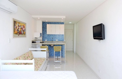 Pitangueiras Apartment | Kitnet with air conditioning in Guaruja