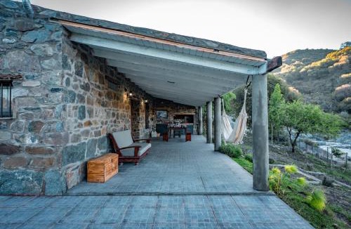 Alto Mieres House | La Casa de la Cascada