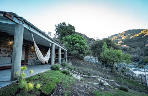Alto Mieres House | La Casa de la Cascada