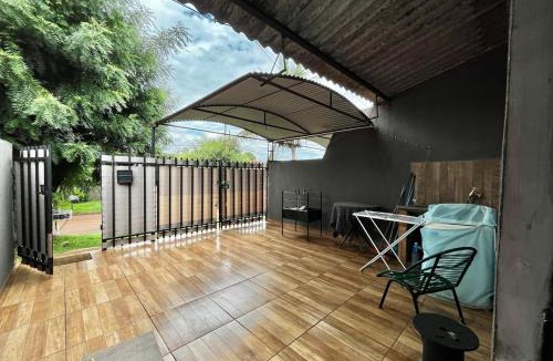 Jardim Agua Boa House | Loft D Mobiliado, individual com ar condicionado e garagem privada