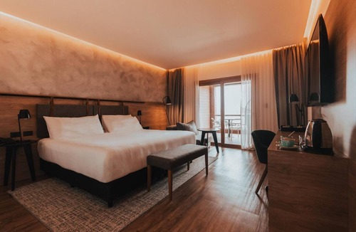 Villa General Belgrano Hotel | Luxe Mountain Retreat: Private Balcony & Outdoor Pool | Near Noah's Ark