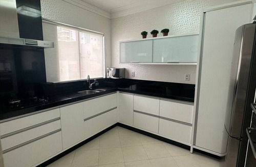 Itapema Apartment | Luxury beachfront apartment with 4 bedrooms, 2 parking spaces, and an unbeatable location.