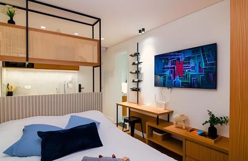 Agua Verde Apartment | Luxury Suite with Balcony & Wine | Batel Premium
