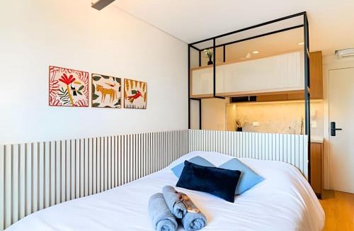 Agua Verde Apartment | Luxury Suite with Balcony & Wine | Batel Premium