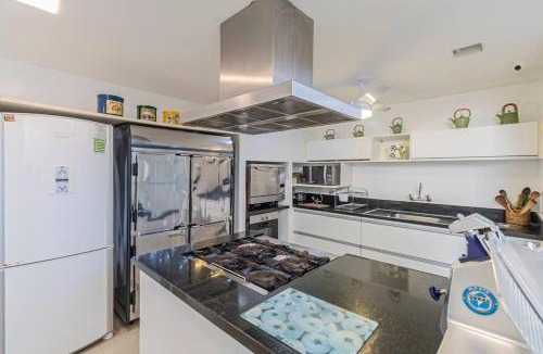 Jardim Acapulco House | Mansão quadra de tênis, sala jogos, serv completo