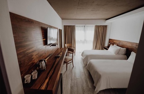 Rio Cuarto Hotel | Modern Rio Cuarto Retreat: Spa, Indoor Pool | 10 Min Drive to IAH Airport