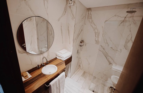 Rio Cuarto Hotel | Modern Rio Cuarto Retreat: Spa, Indoor Pool | 10 Min Drive to IAH Airport