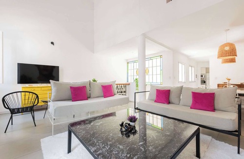 San Nicolas Apartment | MOT Rentals + 4Bd with Terrace, Pool & BBQ in La Rural
