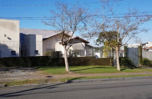 Parolin House | New house with several car parking