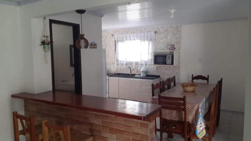 Balneario Arroio do Silva House | Praia a 2 Minutos, Sinuca e Churrasqueira - Marrom