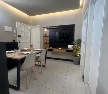 Gonzaga Apartment | Praia do Gonzaga, 2 Quartos, Ar Condicionado, Pé na Areia