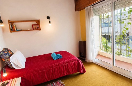 Martinez Bed & Breakfast | Private Room in a Shared House with a Balcony and Air Conditioning Near the San Isidro Racetrack