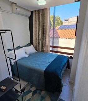 Duque de Caxias House | Quarto Plutão - banheiro privativo e ar condicionado
