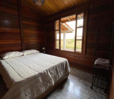 Sao Roque House | QUARTO Primavera em Casa de Madeira no Alto da Serra - PetFriendly