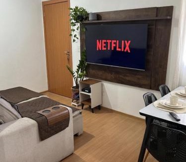 Parafuso Apartment | Quarto Privado em apê familiar, 7 minutos do AEROPORTO - Com Piscina