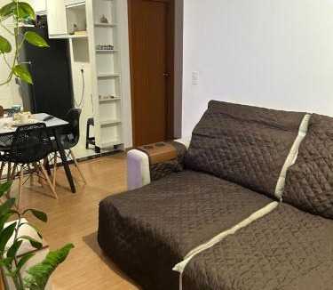 Parafuso Apartment | Quarto Privado em apê familiar, 7 minutos do AEROPORTO - Com Piscina