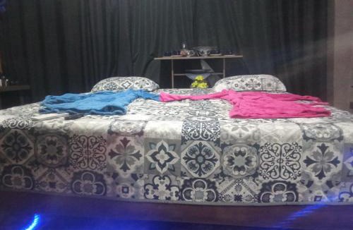 Jardim dos Ipes House | Quarto Vip, cama king, ar e tv, sacada e banheiro