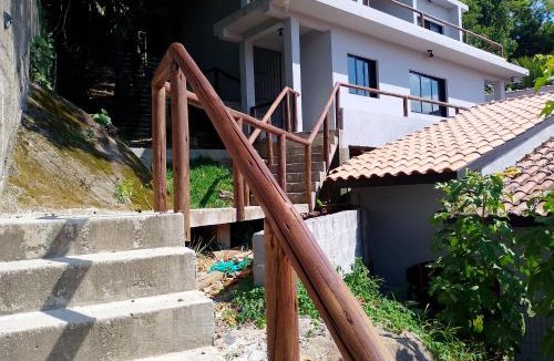Toninhas House | Quitinete Casal ou até 4 pessoas 150m da praia das Toninhas