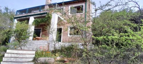 Rio Ceballos House | Refugio artístico en las sierras de Cabana