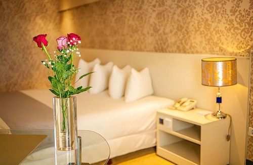 Ciudad Del Este Hotel | Relax in Comfort | with Seasonal Pool, Gym, & Buffet Breakfast | Iguassu Falls