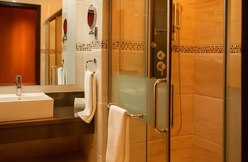 Ciudad Del Este Hotel | Relax in Comfort | with Seasonal Pool, Gym, & Buffet Breakfast | Iguassu Falls