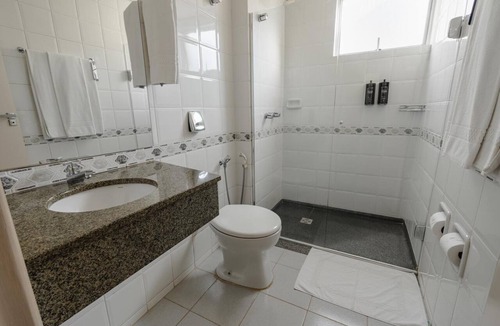 Umuarama Hotel | Relax in Convenient Room Close to Dining Hotspots + City Center