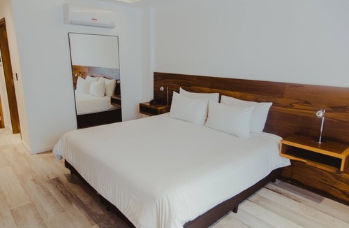 Rio Cuarto Hotel | Rio Cuarto Wellness Retreat: Hot Tub, Sauna & 2 Pools | 10 Mins to IAH Airport