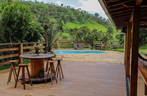 Sabinopolis House | S tio Toca dos Gatos com Piscina e Churrasqueira