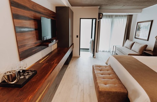 Rio Cuarto Hotel | Scenic Retreat with Heated Pool & Sauna | 2.8 Mi to Central Square