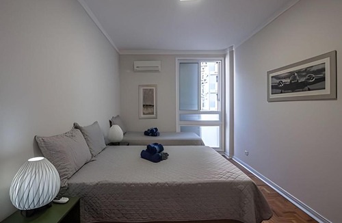 Santos Apartment | SHB - Gonzaga Beach Vibes: Feet in the Sand