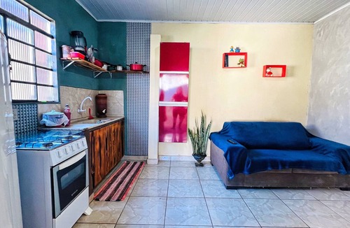 Goiania House | Single-story house with en-suite bathroom, open-plan kitchen, and garage in Goiânia.