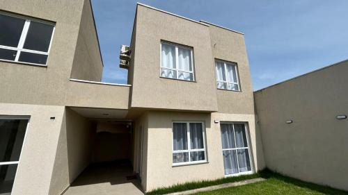 Guaratuba House | Sobrado com Arcondicionado, tomada 220V para veículo elétrico e Wi-Fi em Coroados Guaratuba