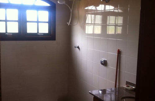 Bairro Canedos House | Spacious house for family moments with barbecue, fireplace and pool.
