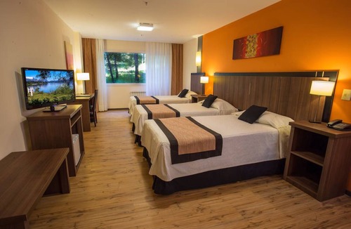 San Carlos de Bariloche Hotel | Spectacular Family Room with Easy Access to Bariloche Sites & Breakfast