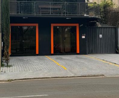 Guarapuava Apartment | Studio com quarto e banheiro em frente ao Parque do Lago Acomoda até 2 pessoas 1 cama