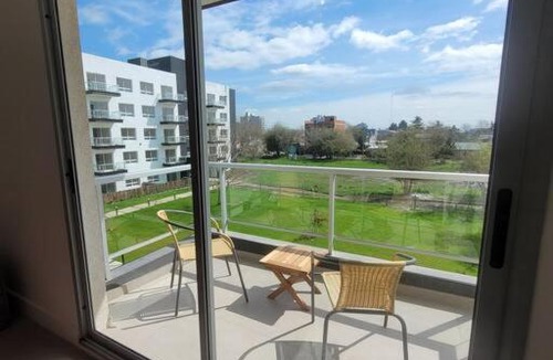 Ezeiza Apartment | Studio con vista al parque.