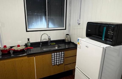 Iririu Apartment | Studio Fundos Novo com Ar, Wi-Fi e estacionamento