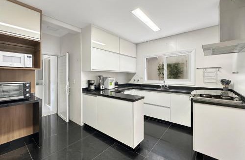 Enseada Apartment | Suíte Churrasqueira Piscina AC Perto da Praia