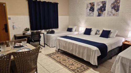 Rubineia House | Suítes privativas, camas confortáveis, piscina, churrasqueira e playground, Roupa de Cama e tolha de banho.
