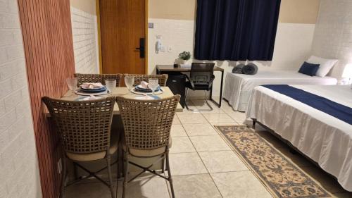 Rubineia House | Suítes privativas, camas confortáveis, piscina, churrasqueira e playground, Roupa de Cama e tolha de banho.