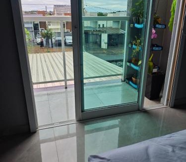 Esmeralda House | suite ampla em sobrado com ar e garagem