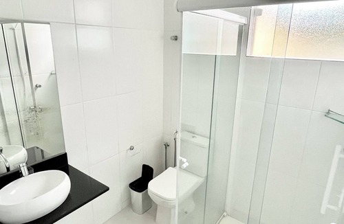 Jardim Carolina House | Suite with air conditioning and Wi-Fi.