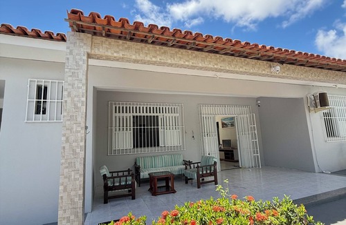Aruana House | Summer house near Aruana Beach with ample space for friends and family!