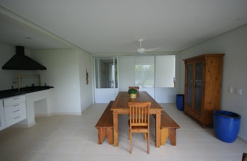 Juquehy Condo | Tasteful design at the Raízes de Juquehy Condominium, one block from the beach.