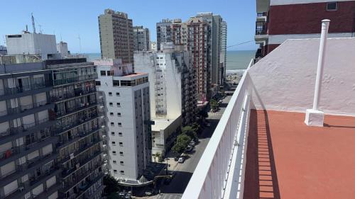 La Perla Apartment | Terraza al Mar amplio ambiente con cochera
